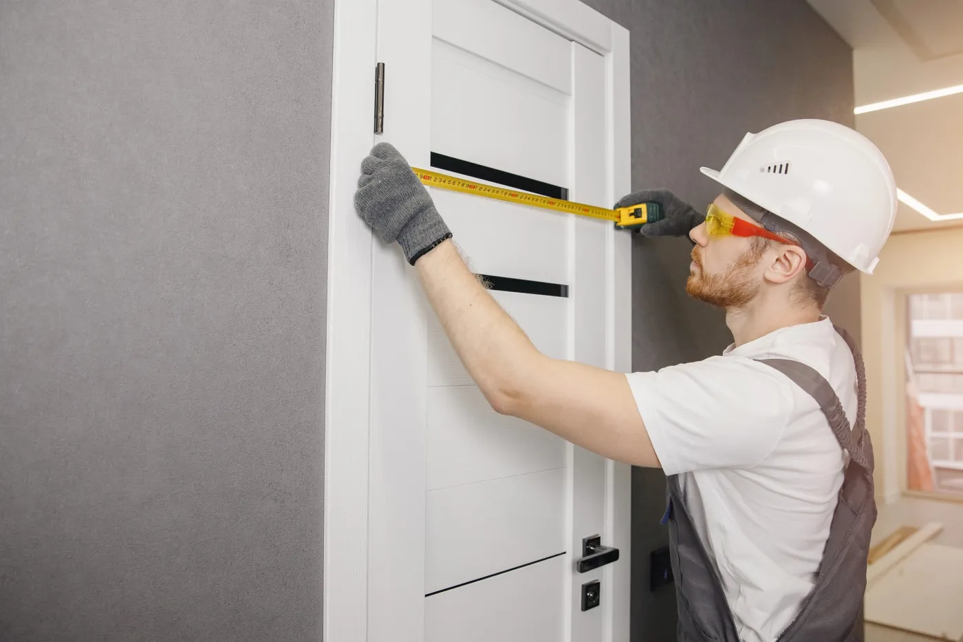 Prise de mesures sur un encadrement de porte dans les Yvelines